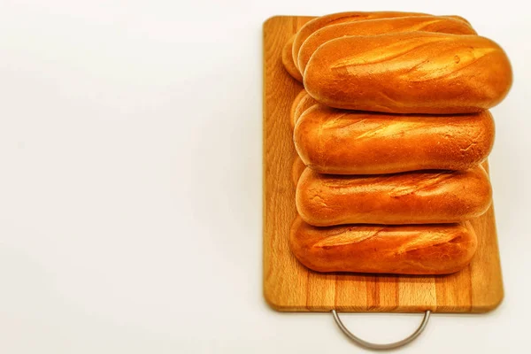 Свіжий Білий Хліб Невеликого Розміру Лежить Дерев Яній Дошці — стокове фото