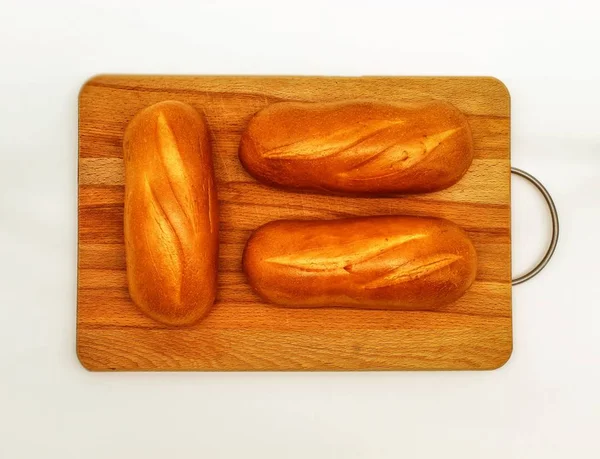Drei Kleine Frische Brote Liegen Auf Einem Holzbrett — Stockfoto