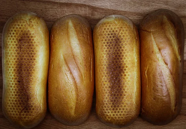 Čerstvě Upečený Bílý Chléb Zlatou Kůrkou Leží Dřevěné Desce Krájení — Stock fotografie