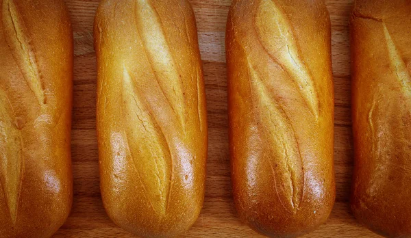 Auf Einem Holzbrett Liegen Vier Frische Weiche Brötchen Mit Goldener — Stockfoto