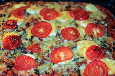 Peynirli ev yapımı pizza, kıyma, domates.