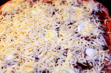 Fırında pişmiş pizza. Kıyma, peynir ve domatesli pizza.