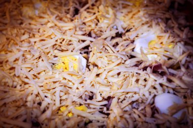 Domatesli taze pizza, kıyma ve peynir yakın plan bir tabakta duruyor.