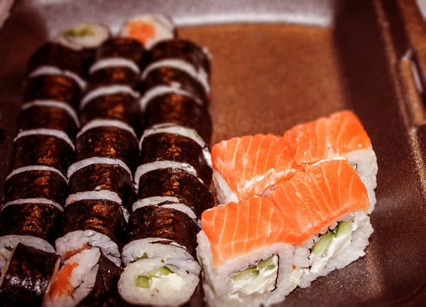 Frische Brötchen Und Sushi Mit Gemüse Und Fisch — Stockfoto