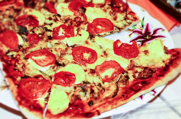 Pizza Caseira Fresca Forno Com Queijo Carne Picada Tomates Está — Fotografia de Stock