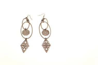 Yatay bir fotoğrafın beyaz arka planında kadın mücevherleri. Kulakların süslemesi için iki küpe.