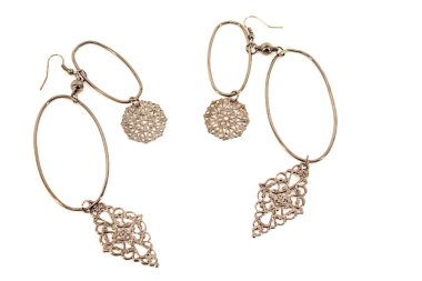 Dikey bir fotoğrafın beyaz arka planında kadın küpeleri var. Kadın mücevherleri.