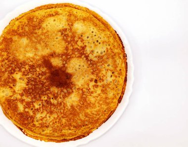 Ayçiçeği yağında kızartılmış taze krepler beyaz yuvarlak bir tabakta yatar. Gözlemeler incedir, undan, yumurtadan, şekerden ve gazozdan yapılır.