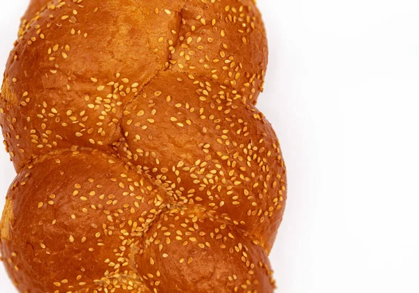Beyaz Arka Planda Taze Susamlı Ekmeğin Üst Görüntüsü — Stok fotoğraf