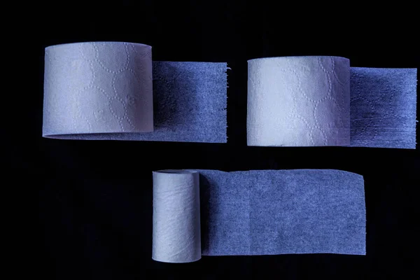 Foto Horizontal Menunjukkan Tiga Gulungan Kertas Toilet Putih Satu Lapis — Stok Foto