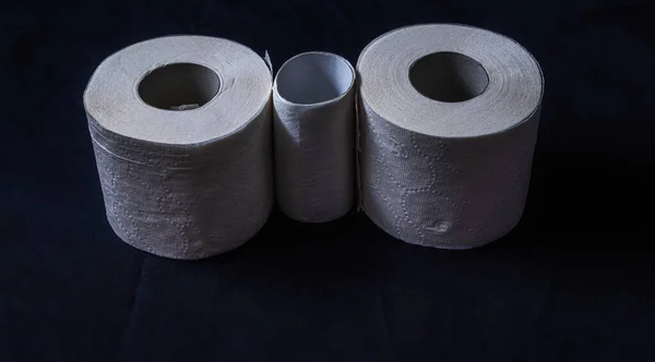 Kertas Toilet Dengan Latar Belakang Gelap Kertas Ini Memiliki Warna — Stok Foto
