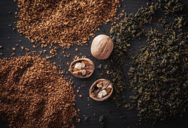 Ortada bir ceviz var, kenarlarda, hindiba tanecikli, dondurulmuş kahve, yeşil yaprak çayı Oolong