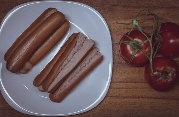 Plato Blanco Son Salchichas Frescas Cocidas Junto Tres Tomates Una — Foto de Stock