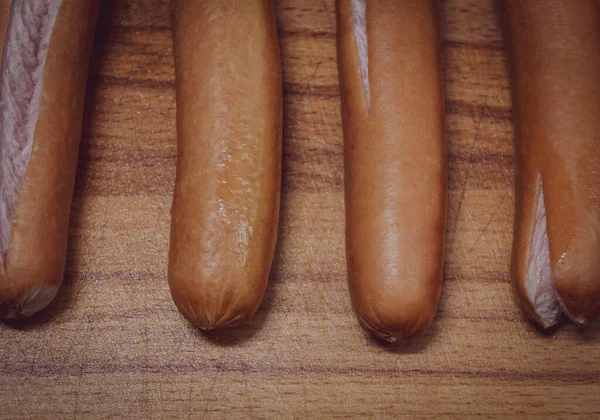 Four Fresh Sausages Lying Wooden Board Sausages Cooked Breakfast — Stock Photo, Image