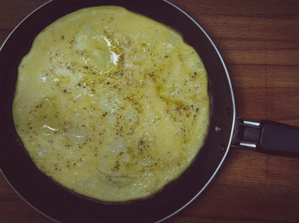 Färsk Omelett Pannan Pannan Står Ett Trästativ Omelett Görs Hönsägg — Stockfoto