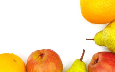 Beyaz arka planda, taze meyvenin üst görüntüsü: armut ve portakallar, kısmen gösterilir, tamamen değil. Metin eklemek için boş alan var