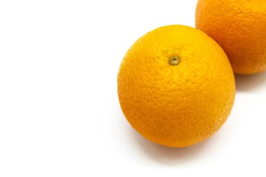 Beyaz arkaplandaki yatay fotoğrafta taze bir portakal var.
