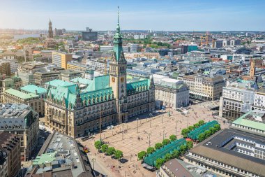Hanseatic Hamburg 'un tarihi şehir merkezinin güzel hava manzarası pazar meydanında ve antik liman bölgesinde ünlü belediye binası arka planda güneşli bir günde mavi gökyüzü, Almanya