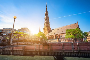 Hanseatik Hamburg 'daki tarihi Speicherstadt köprüsü ile ünlü St. Catherine Kilisesi' nin (Katharinenkirche) güzel panoramik manzarası.