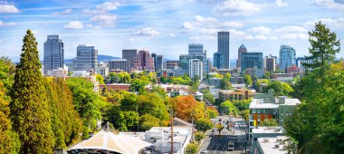 Ünlü Portland gökdeleninin klasik panoramik manzarası yoğun şehir manzarası, renkli yapraklar ve arka planda ikonik Mount Hood sonbaharda güzel güneşli bir günde, American Northwest, Oregon, ABD