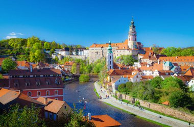 Cesky Krumlov 'un ünlü Cesky Krumlov Kalesi ve güneşli bir baharda güneşli bir günde güneşli bir nehir ile tarihi şehir merkezi manzarası, Güney Bohemya, Çek Cumhuriyeti