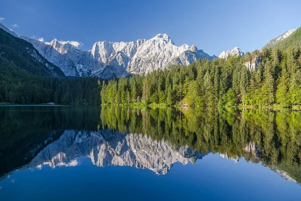 Panoramablick Auf Den Idyllischen Bergsee Mit Kristallklaren Reflexen Schönen Morgenlicht — Stockfoto
