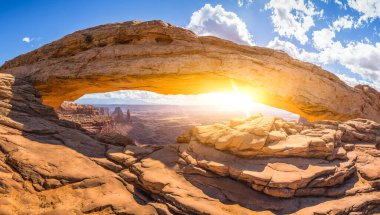 Klasik Görünüm ünlü Mesa Arch, Amerikan Southwest, doğal altın sabah gündoğumu yaz, Canyonlands Milli Parkı, Utah, Amerika güzel bir gün, ışık aydınlatılmış sembolü