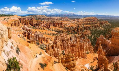 Ünlü Bryce Canyon Ulusal Parkı 'nın panoramik manzarası güzel güneşli bir günde mavi gökyüzü ve dramatik bulutlar yazın ünlü Sunset Point, Utah, Amerika' nın güneybatısında