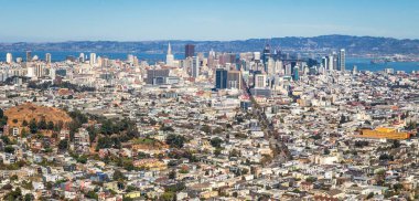 San Francisco 'nun güzel şehir merkezinin geniş hava manzarası ikonik ufuk çizgisi ve İkiz Tepeler manzaralı körfez alanı yaz aylarında güneşli bir günde mavi gökyüzü, Kaliforniya, ABD