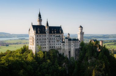Eski tarihi Neuschwanstein Kalesi 'nin panoramik manzarası, Kraliçe Mary' nin Köprüsü, Marienbrcke 'nin dünyaca ünlü turistik cazibesi, gün batımında güzel bir akşam ışığı, Fssen, Bavyera, Almanya