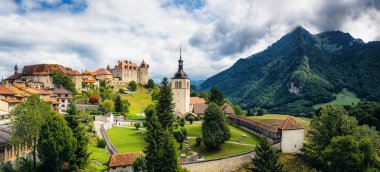 Yazın güneşli bir günde, ünlü Le Gruyere peynirine ev sahipliği yapan, eski ortaçağ tarihi Gruyeres kasabasının manzaralı panoramik manzarası, İsviçre, Fribourg kantonu.