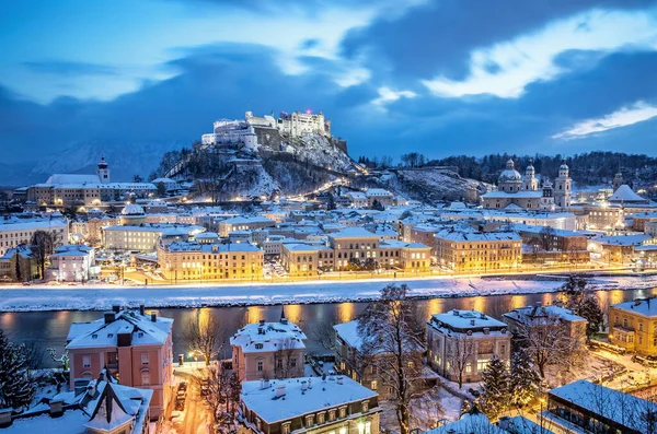 Ünlü Festung Hohensalzburg ve Salzach nehri ile tarihi Salzburg şehrinin klasik hava manzarası kışın güzel bir alacakaranlıkla aydınlanıyor, Salzburger Diyarı, Avusturya