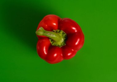Yeşil arkaplan görünümlü kırmızı biber