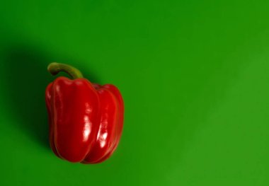 Yeşil arkaplanda kırmızı biber