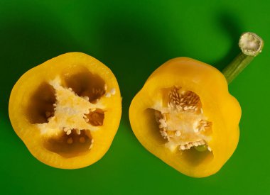 Sarı biber yeşil arkaplan görünümünde iki parçaya bölünmüş.