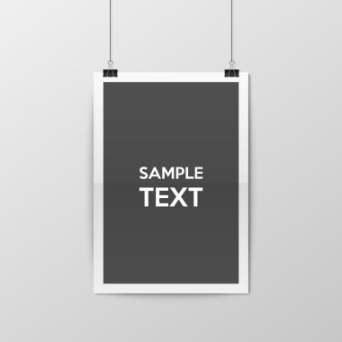 Katlanmış kağıt kıskaçları üzerinde asılı.