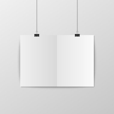 Katlanmış kağıt kıskaçları üzerinde asılı.