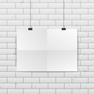 Katlanmış kağıt kıskaçları üzerinde asılı.