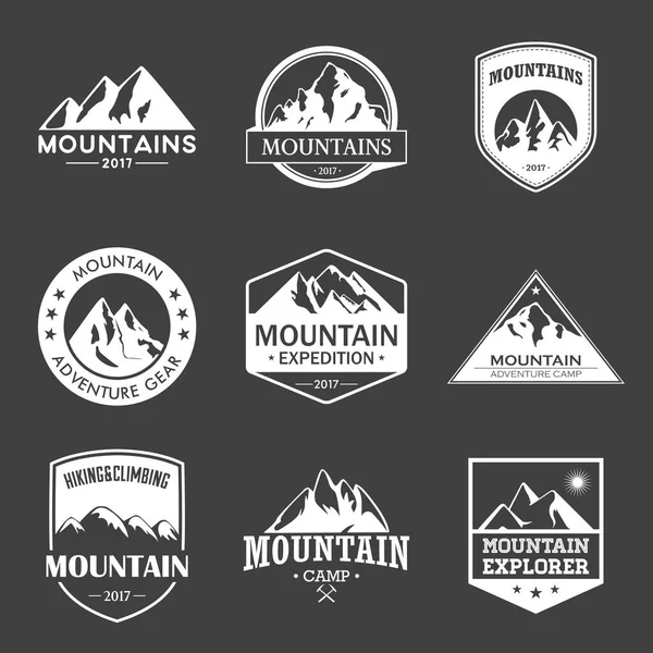 Górskie podróże, przygody odkryty logo zestaw. Piesze wycieczki i wspinaczka etykiety lub ikony dla organizacji, Turystyka, imprezy, wakacje wypoczynek. — Wektor stockowy