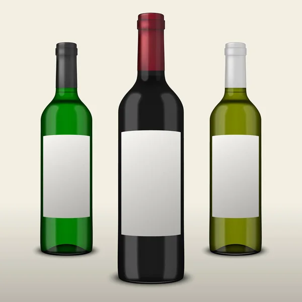 Set de 3 botellas de vino vectoriales realistas con etiquetas en blanco aisladas sobre fondo blanco. Plantilla de diseño en EPS10 . — Vector de stock