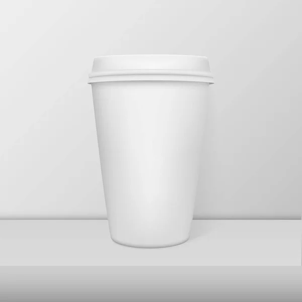 Realistiska blankt papper kaffekopp vit väckarklocka närbild stående på vitt bord. Designmall, mockup för branding och annonsera. Lager vektorillustration, eps10 — Stock vektor