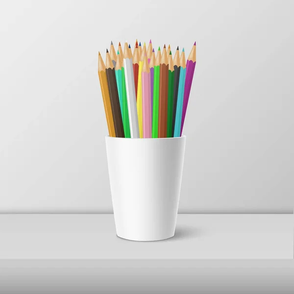 Vetor realista copo-stand plástico em branco com um conjunto de lápis de cor. Fechar isolado sobre fundo branco. Modelo de design, ícone, clipart ou mockup para gráficos - web, aplicativo. Vista frontal —  Vetores de Stock