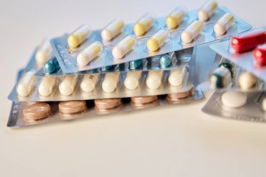  Kapalı haplar beyaz masanın üzerinde su topladı.