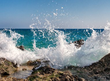 Avrupa sahillerinde güneşli bir günde Atlantik dalgaları kıyı taşlarına çarpar. Tatiller, Atlantik Okyanusu 'nda tatiller. Gale Körfezi, Portekiz.