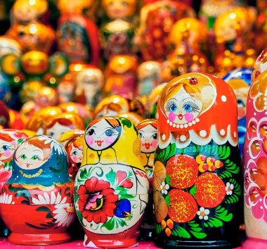 Rus ahşap Matrioshka bebekleri farklı renklerdedir..