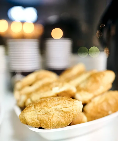 Croissant Delicioso Pires Cerâmica — Fotografia de Stock