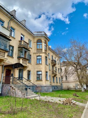Magnitogorsk, Rusya - 30 / 04 / 2020 Mimari; Rusya 'nın taşra kentinin ön cephesinde küçük mimari biçimlere sahip eski evleri; tasarım unsurları, dekorasyonlar; Chapajeva Caddesi