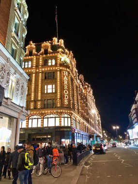LONDON, İngiltere - 29 ARALIK 2019: Londra 'daki Harrods Mağazası' nın dışı. 