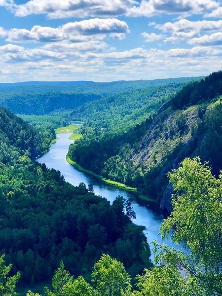 Bashkortostan, Ural, Rusya Cumhuriyeti 'nin ulusal parkının önündeki bir dağ gölünün panoramik manzarası.