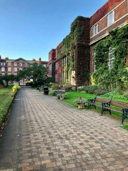 Londra - 15 Nisan 2020: Regents Üniversitesi harika Regents Park merkezli özel bir kuruluştur.